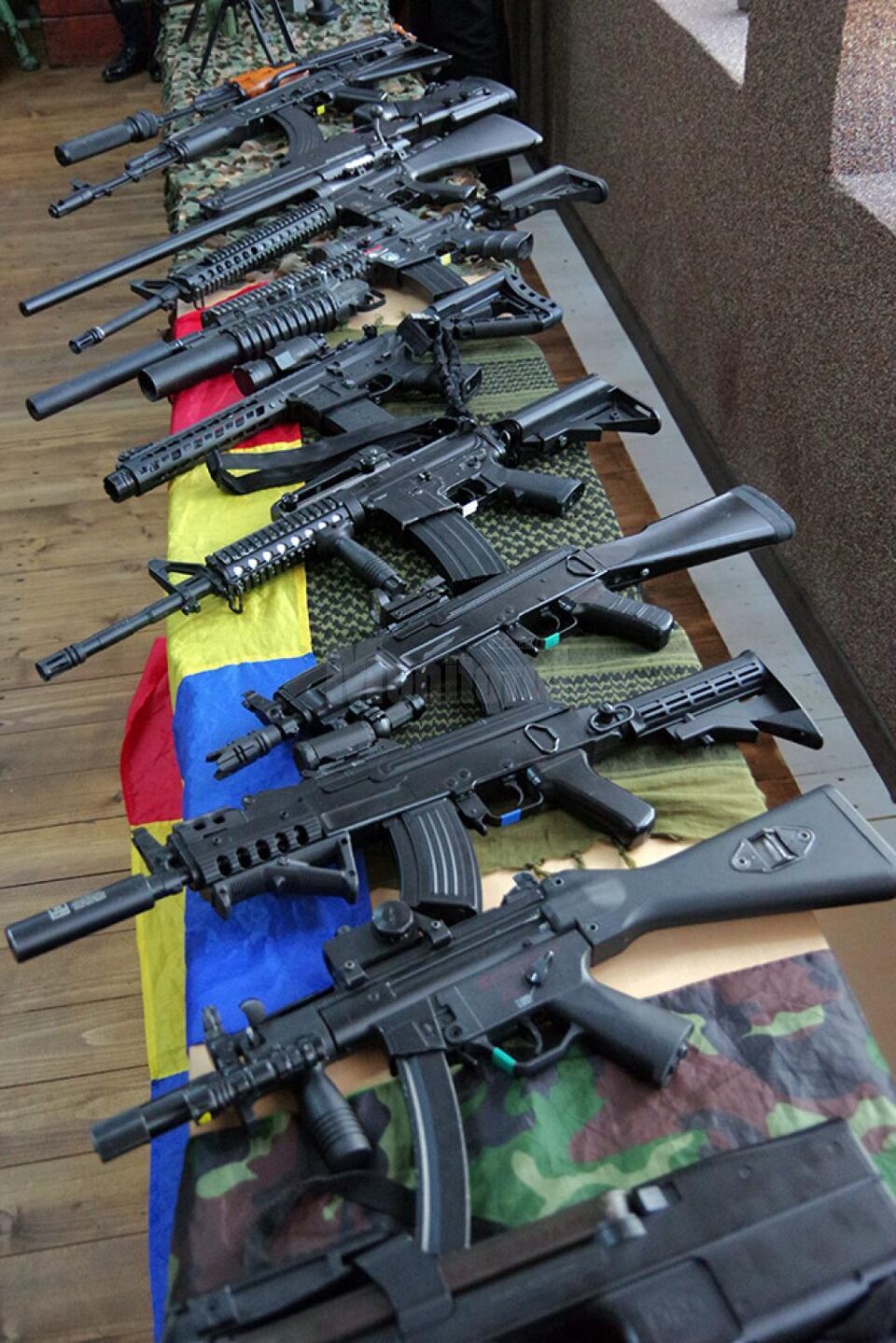 25 de arme airsoft, replici fidele ale unor arme de foc, au fost admirate