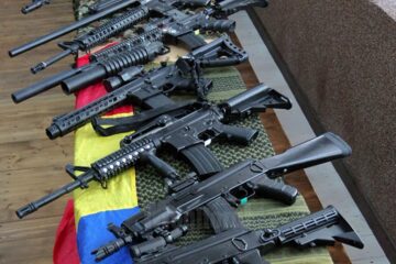 25 de arme airsoft, replici fidele ale unor arme de foc, au fost admirate