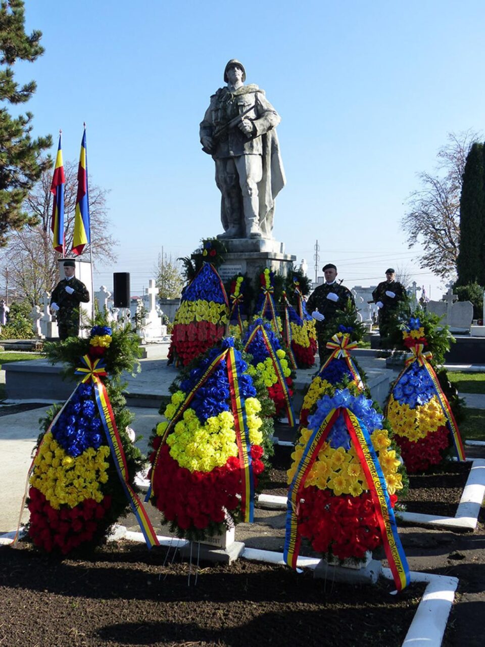 După ceremonie, autoritățile și invitații au depus coroane de flori la Monumentul Ostașului Român din Cimitirul Pacea