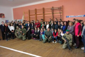 Elevii de la Mitocu Dragomirnei alături de Asociația Airsoft