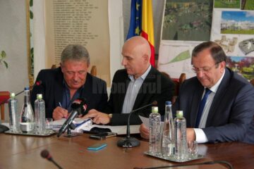 Marius Ursaciuc (stânga) a semnat contractul de finanțare pentru proiectul O.A.Z.A.