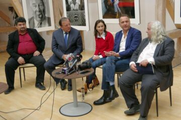 Directorul Muzeului Bucovinei, Emil Ursu, președintele CJ, Gheorghe Flutur, Oliver Mark și directorul Muzeului Național Liechtenstein, Rainer Vollkommer