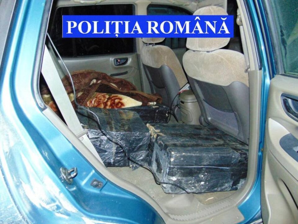 Autoturism cu țigări de contrabandă, interceptat la Pojorâta