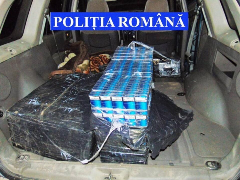 Autoturism cu țigări de contrabandă, interceptat la Pojorâta