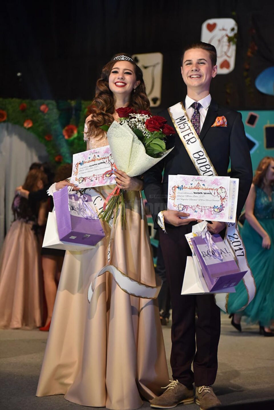 Andreea Galanton și Dennis Bondari sunt Miss și Mister Boboc de la Colegiul „Petru Rareș” Andreea Galanton și Dennis Bondari sunt Miss și Mister Boboc de la Colegiul „Petru Rareș”