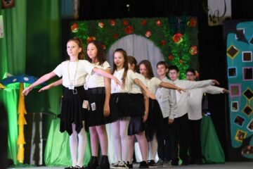 Colegiul Național „Petru Rareș” și-a celebrat bobocii în Țara Minunilor