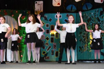 Colegiul Național „Petru Rareș” și-a celebrat bobocii în Țara Minunilor