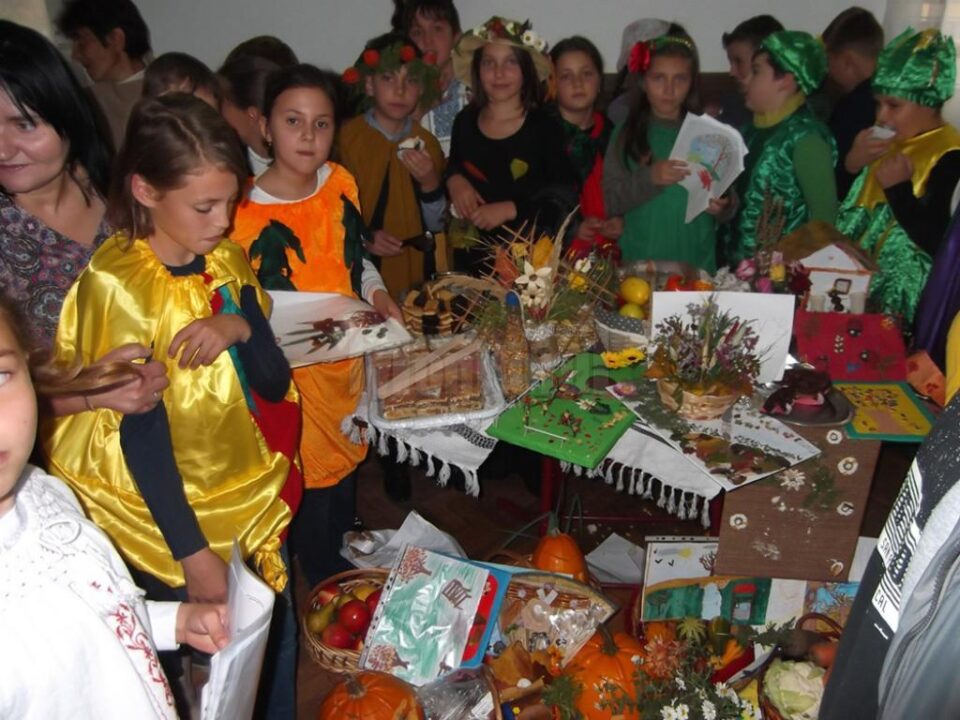Elevii și profesorii din Liteni au pregătit „Târgul de toamnă”