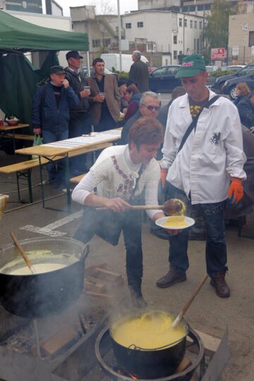 Aromele îmbietoare aduc vizitatorii la standuri
