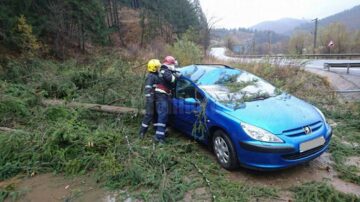 Vijelia de ieri a afectat circulația rutieră în zona de munte și a lăsat localități fără curent electric