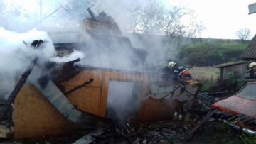 Bătrân de 80 de ani găsit carbonizat în casa care a ars