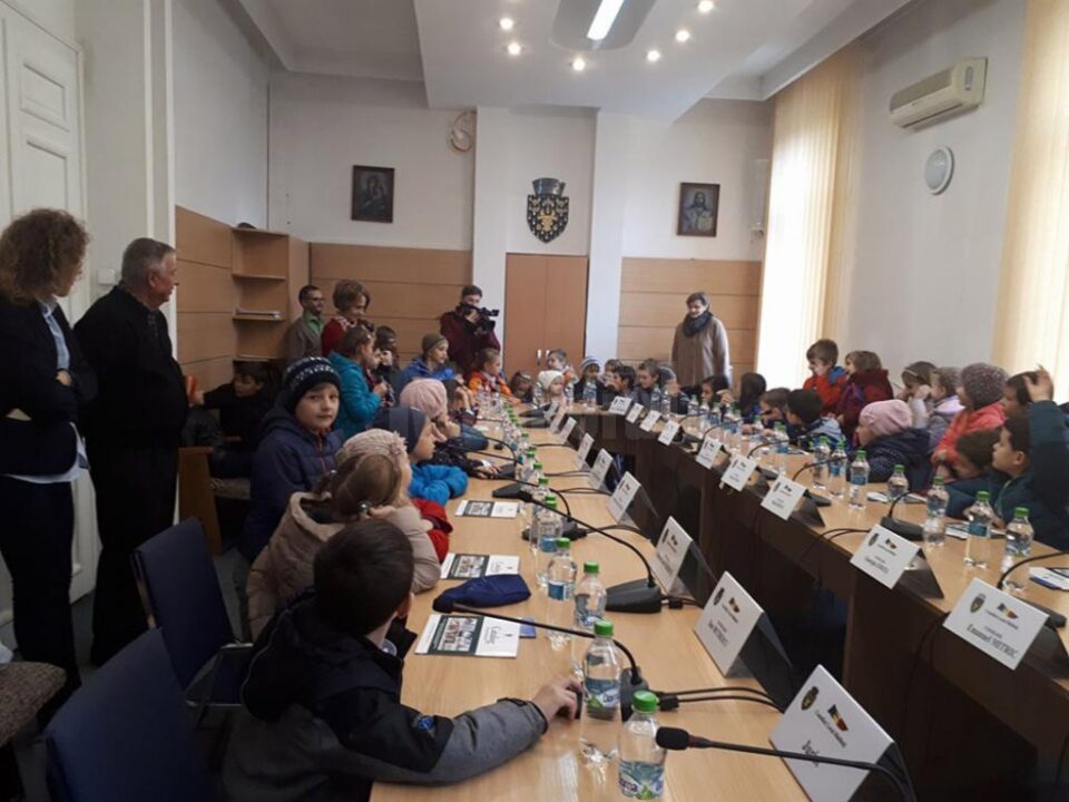 Elevi de la Școala Gimnazială „Regina Elisabeta” din municipiul Rădăuți, în vizită la sediul primăriei Elevi de la Școala Gimnazială „Regina Elisabeta” din municipiul Rădăuți, în vizită la sediul primăriei
