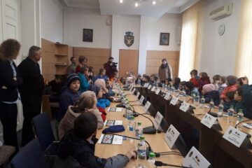 Elevi de la Școala Gimnazială „Regina Elisabeta” din municipiul Rădăuți, în vizită la sediul primăriei