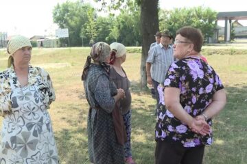 O parte dintre păgubiții de la Dărmănești