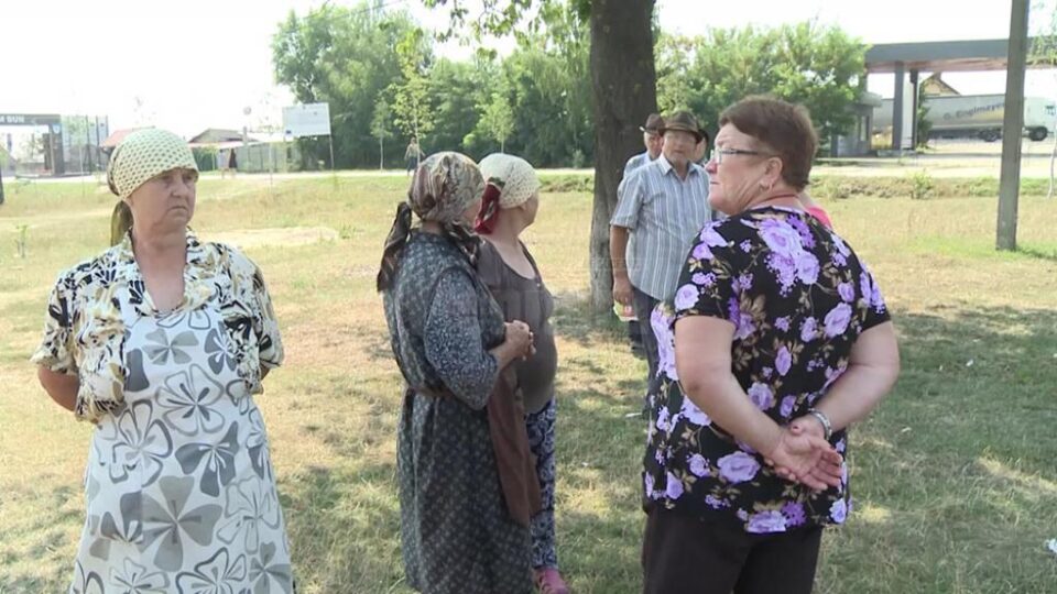 O parte dintre păgubiții de la Dărmănești