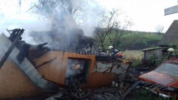 Bătrân de 80 de ani găsit carbonizat în casa care a ars