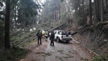 Vijelia de ieri a afectat circulația rutieră în zona de munte și a lăsat localități fără curent electric