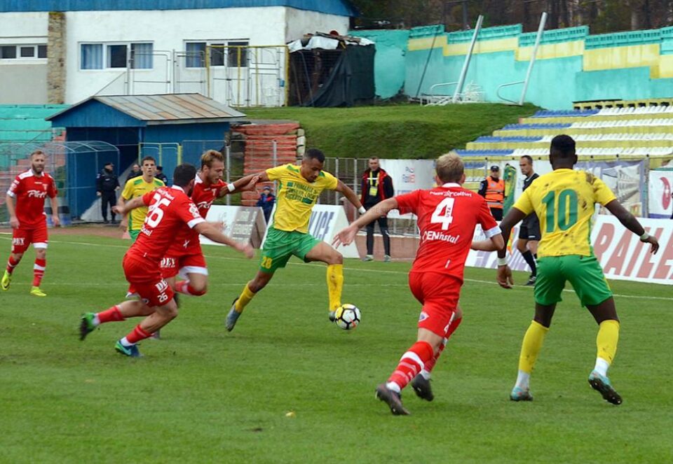 Acolatse a marcat al doilea gol al Forestei în disputa cu UTA. Foto Lucian Bălăucă Acolatse a marcat al doilea gol al Forestei în disputa cu UTA. Foto Lucian Bălăucă