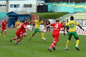 Acolatse a marcat al doilea gol al Forestei în disputa cu UTA. Foto Lucian Bălăucă Acolatse a marcat al doilea gol al Forestei în disputa cu UTA. Foto Lucian Bălăucă