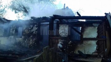 Bătrân de 80 de ani găsit carbonizat în casa care a ars