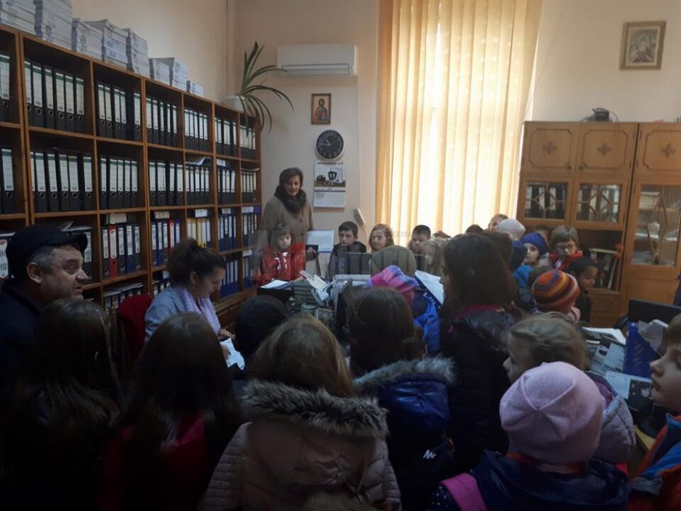 Elevi de la Școala Gimnazială „Regina Elisabeta” din municipiul Rădăuți, în vizită la sediul primăriei