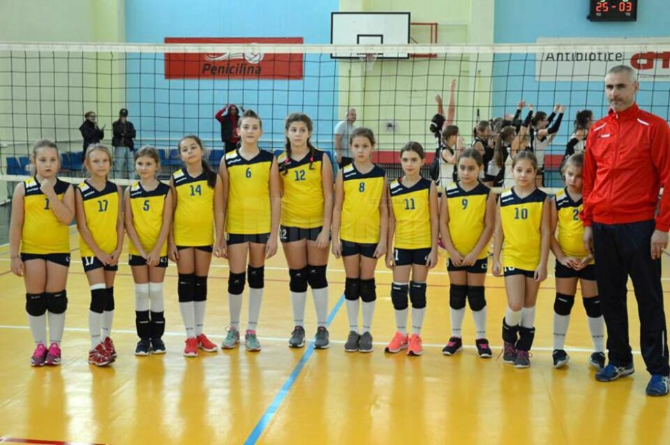 Echipa de minivolei a clubului Kinder Suceava, antrenor Ionuț Beligan