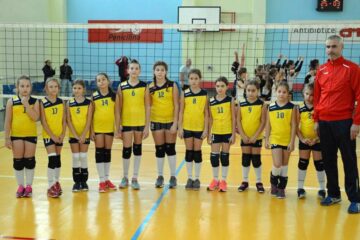 Echipa de minivolei a clubului Kinder Suceava, antrenor Ionuț Beligan