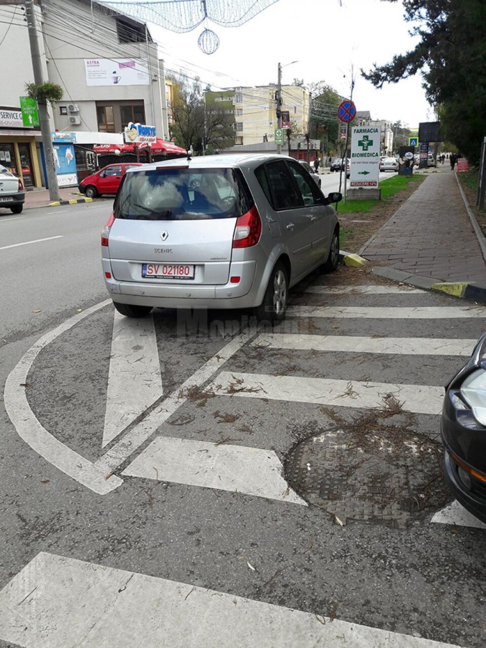 Mașini parcate în imediata apropiere a sediului Poliției municipiului Suceava