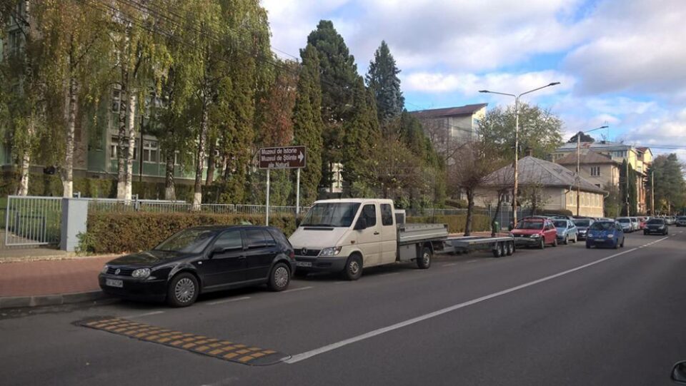 Autoutilitară cu platformă, lungă de aproape 20 de metri, abandonată în fața CN „Petru Rareș”