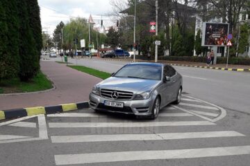 Mașini parcate în imediata apropiere a sediului Poliției municipiului Suceava