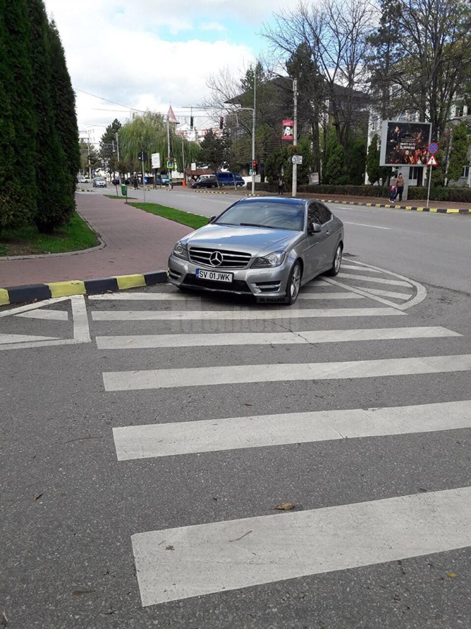 Mașini parcate în imediata apropiere a sediului Poliției municipiului Suceava