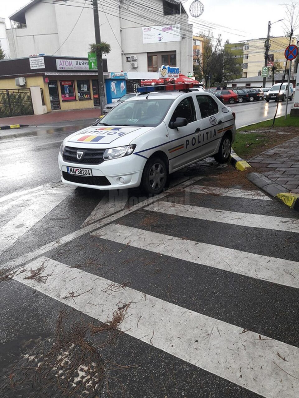 Parcări nesimțite, pe trecerea de pietoni. Nici polițiștii nu fac rabat