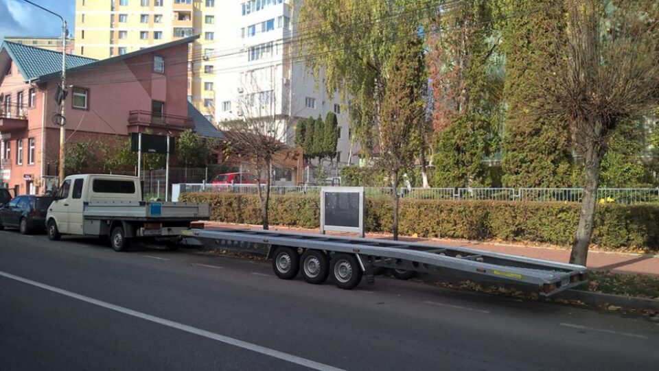 Autoutilitară cu platformă, lungă de aproape 20 de metri, abandonată în fața CN „Petru Rareș”