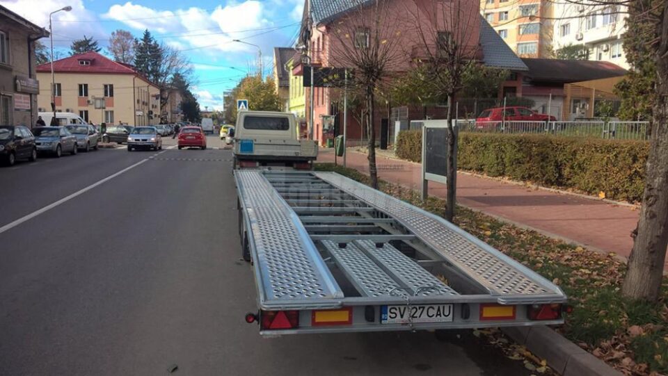 Autovehiculul și platforma ocupă mai multe locuri de parcare
