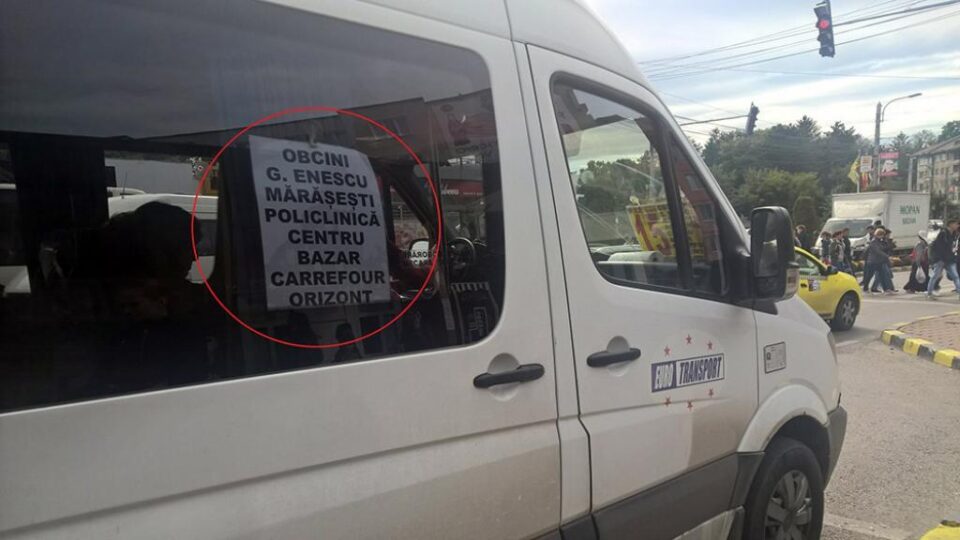 Pe microbuz este afișat traseul local, din municipiul Suceava. Foto: Dan Ioan Cușnir