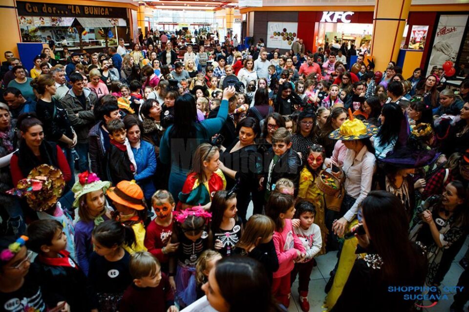Carnavalul Toamnei, cu costume spectaculoase, numere de magie și concursuri cu premii