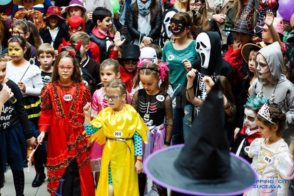 Carnavalul Toamnei, cu costume spectaculoase, numere de magie și concursuri cu premii