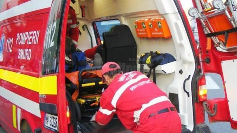 O bătrână a ajuns în stare gravă la spital după ce i-a luat foc apartamentul