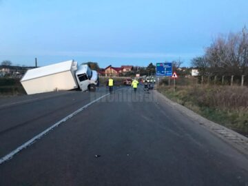 Camionul în care cei cinci tineri au intrat cu autoturismul