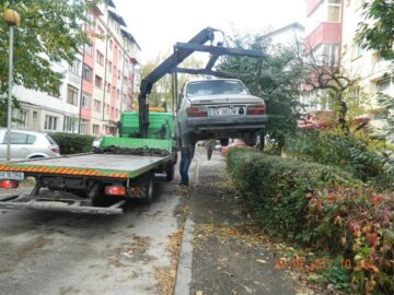 Sute de rable abandonate pe străzile municipiului Suceava, prin parcări sau pe spații verzi, ridicate