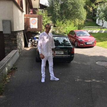 Ciprian Năsăudeanu alături de mașina care a ars