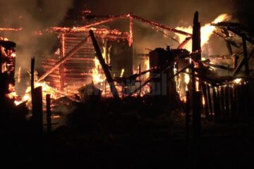 Flăcările au cuprins anexele gospodăriei, pagubele depășind 200.000 lei