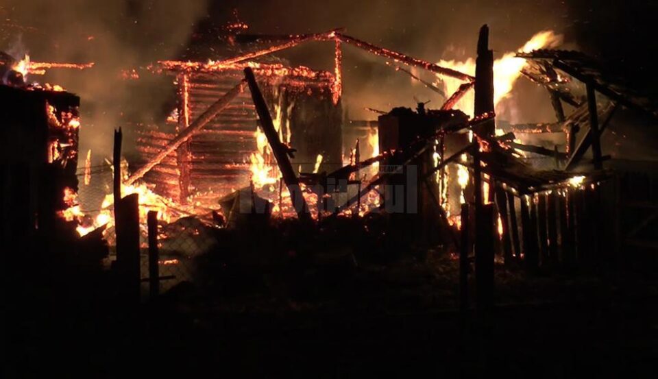 Flăcările au cuprins anexele gospodăriei, pagubele depășind 200.000 lei Flăcările au cuprins anexele gospodăriei, pagubele depășind 200.000 lei