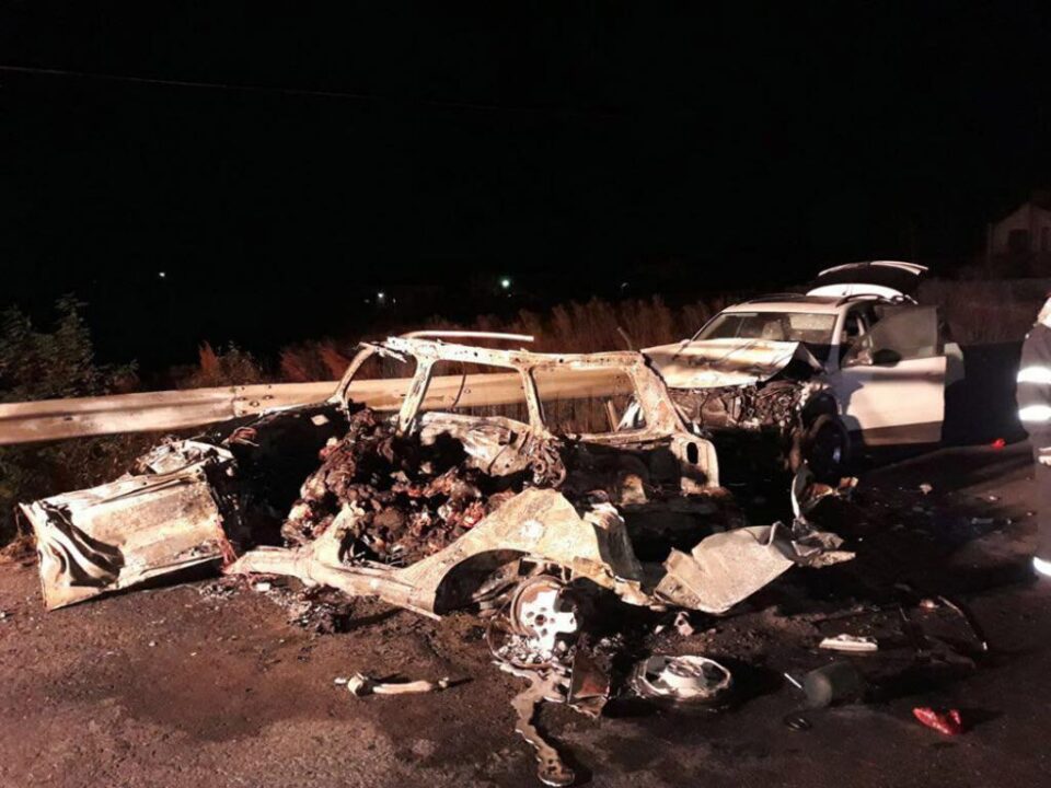 Autoturismul în care și-au pierdut viața cei cinci tineri după ce au fost mistuiți de flăcări Autoturismul în care și-au pierdut viața cei cinci tineri după ce au fost mistuiți de flăcări