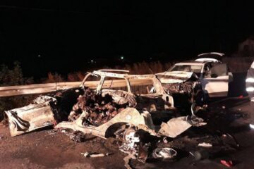 Autoturismul în care și-au pierdut viața cei cinci tineri după ce au fost mistuiți de flăcări