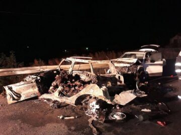 Autoturismul în care și-au pierdut viața cei cinci tineri după ce au fost mistuiți de flăcări