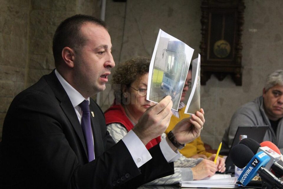 Viceprimarul Lucian Harsovschi a prezentat autobuzele second-hand cu care se dotează TPL Viceprimarul Lucian Harsovschi a prezentat autobuzele second-hand cu care se dotează TPL