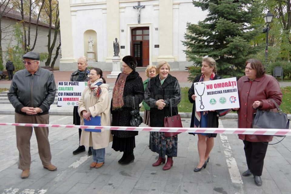 În fața Palatului Prefecturii s-au strâns șapte medici, alături de ei fiind și Sorin Hîncu