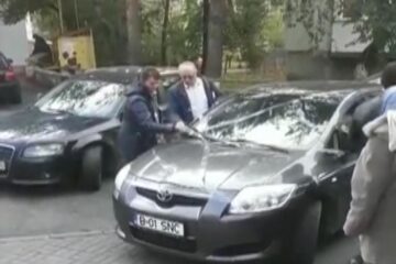 Mașina lipită cu scotch