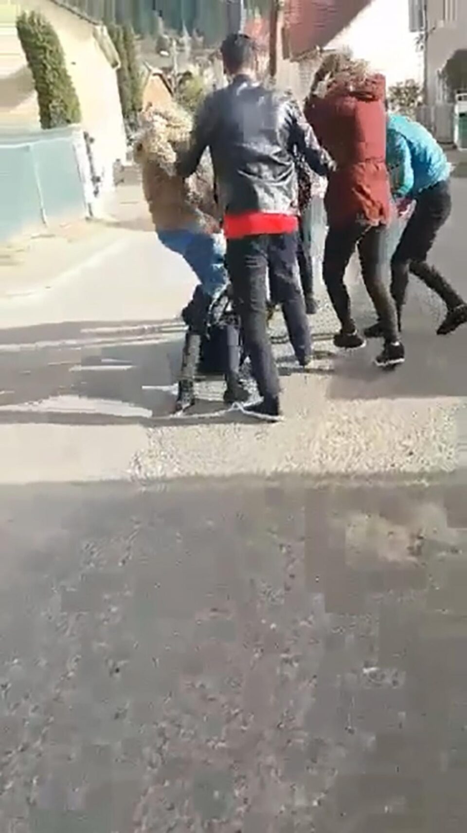 Scene de o violență izbitoare la liceul din Gura Humorului
